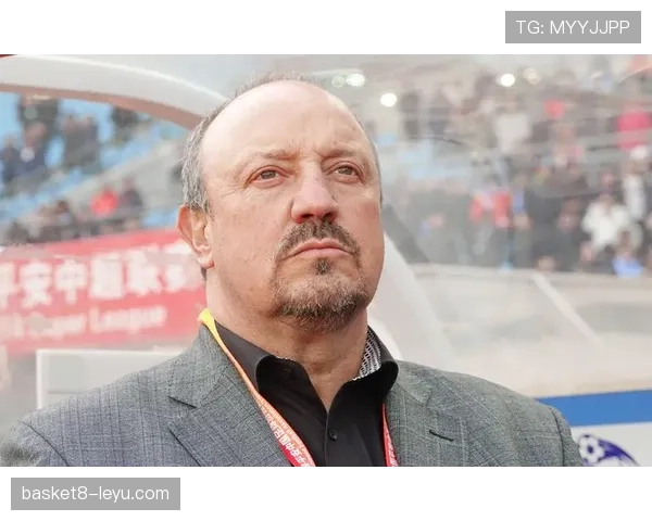 贝尼特斯战术体系解析：重塑现代足球防守与进攻的精妙平衡