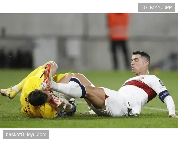 故意踢人犯规判罚细节解析:裁判如何区分恶意与无心? 故意踢人犯规判罚细节解析:裁判如何区分恶意与无心?