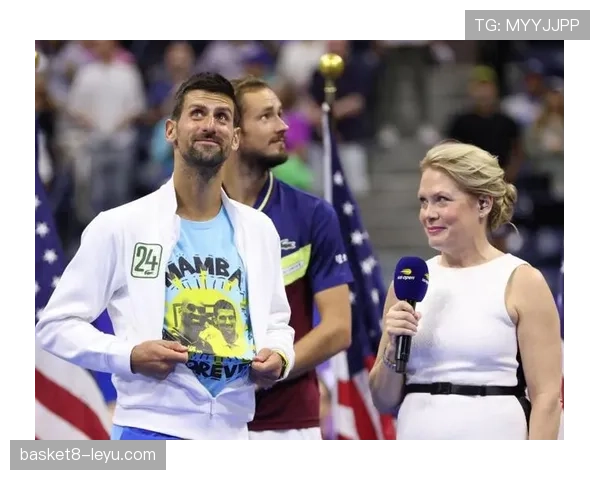 德约科维奇穿着普通T恤去买菜，购物袋里全是天价保健品，隔壁阿姨表情值得一看